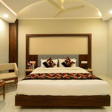Hopp Inn Udaipur Bagian luar foto