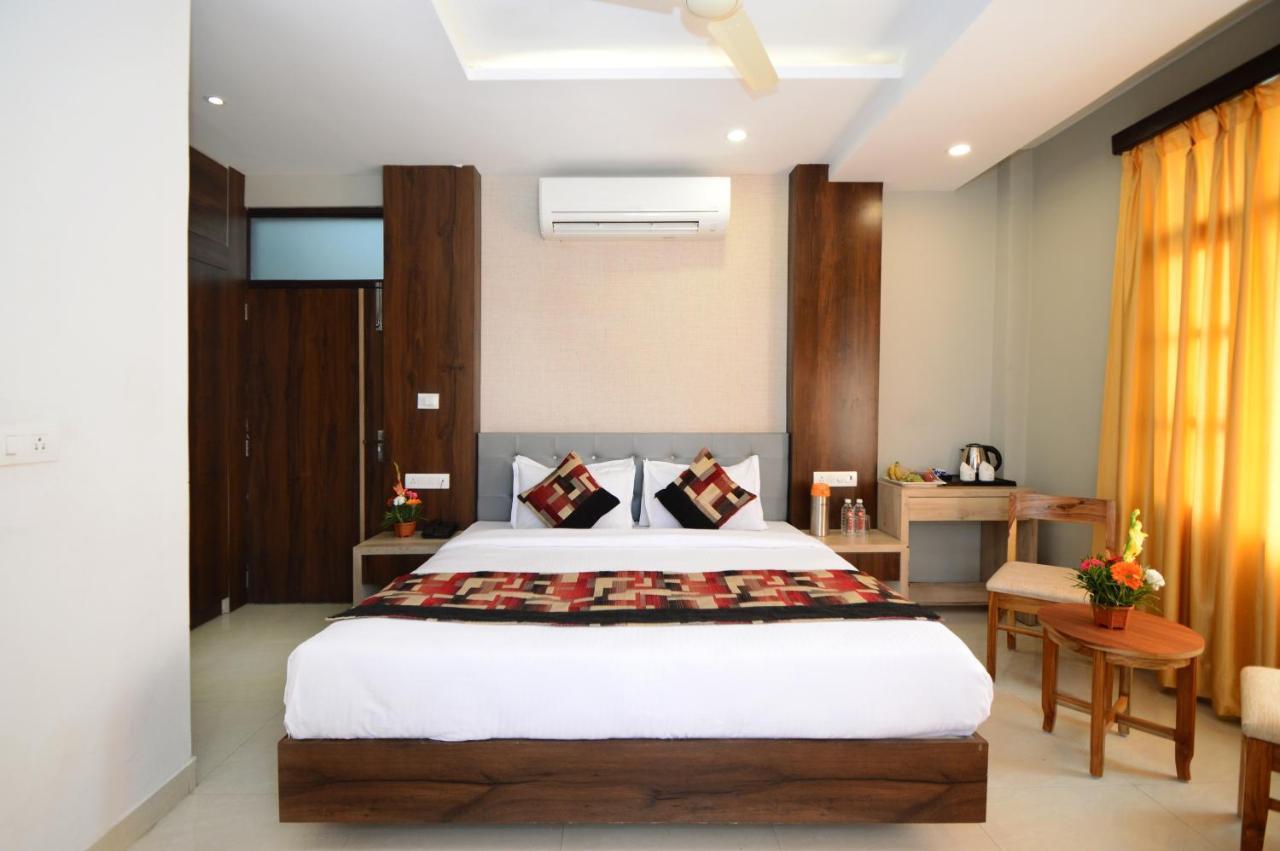 Hopp Inn Udaipur Bagian luar foto