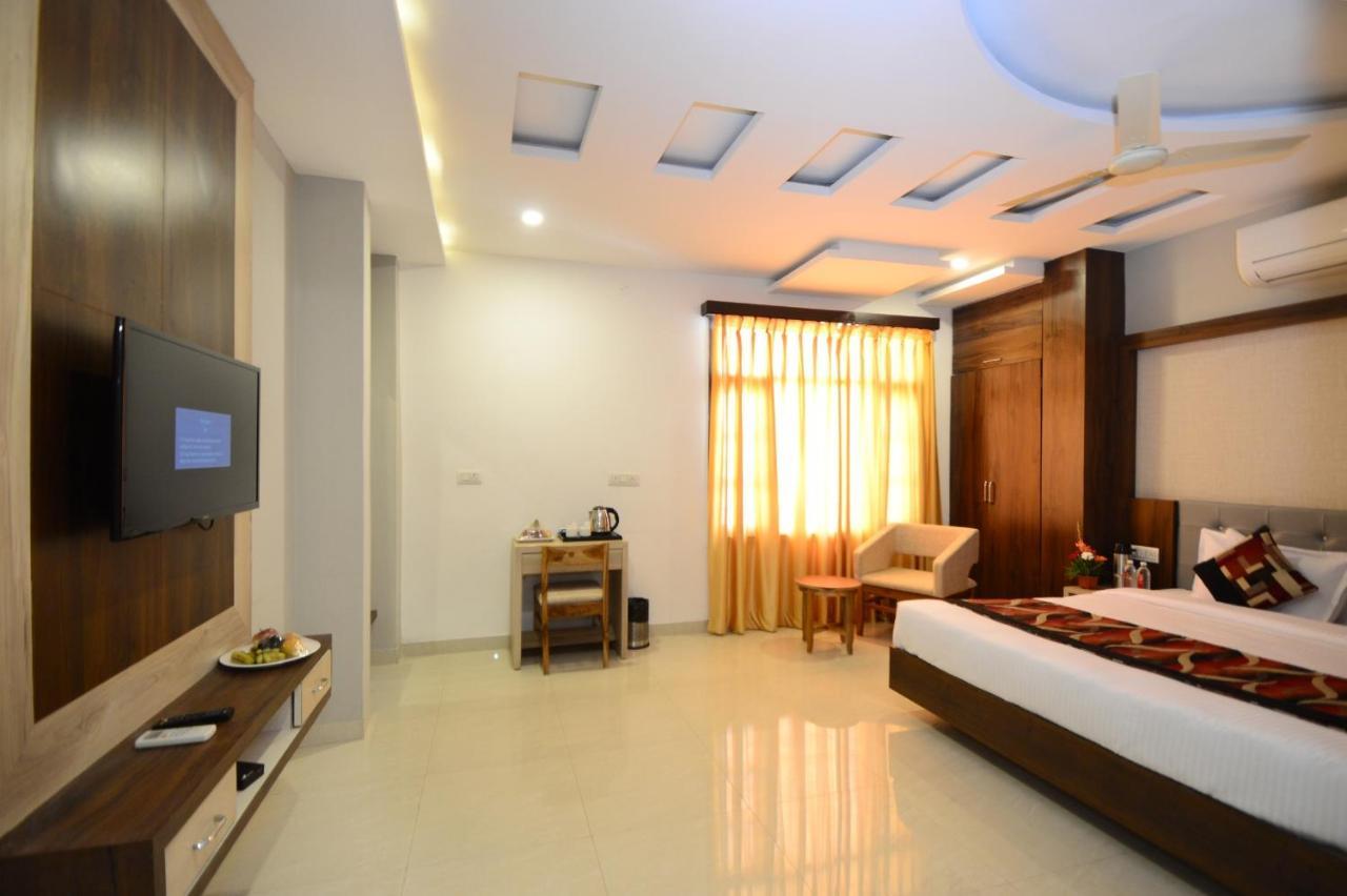Hopp Inn Udaipur Bagian luar foto