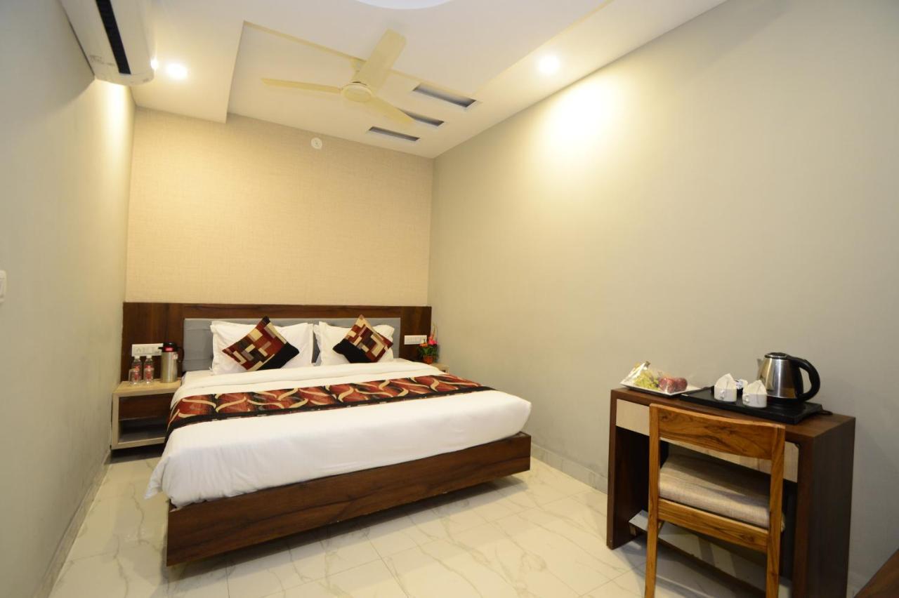 Hopp Inn Udaipur Bagian luar foto
