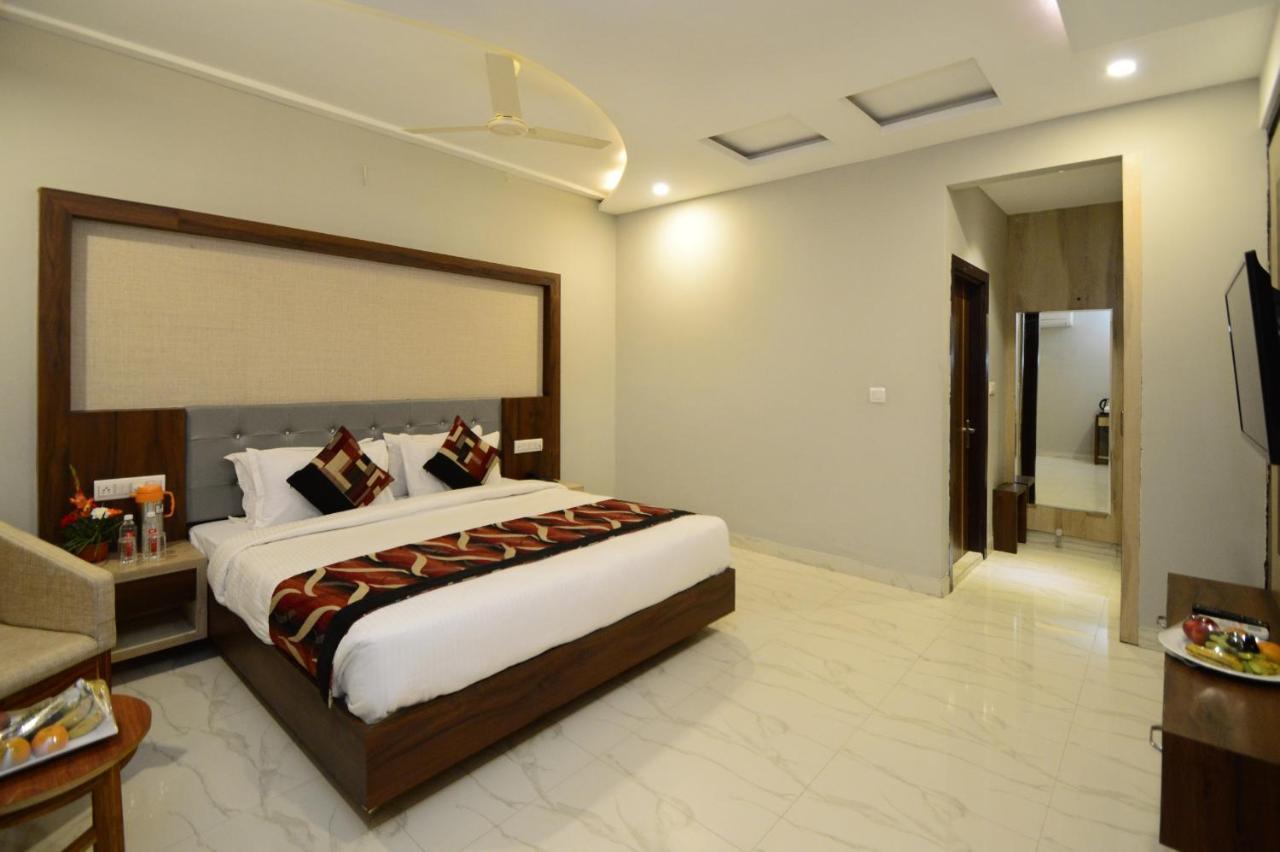 Hopp Inn Udaipur Bagian luar foto