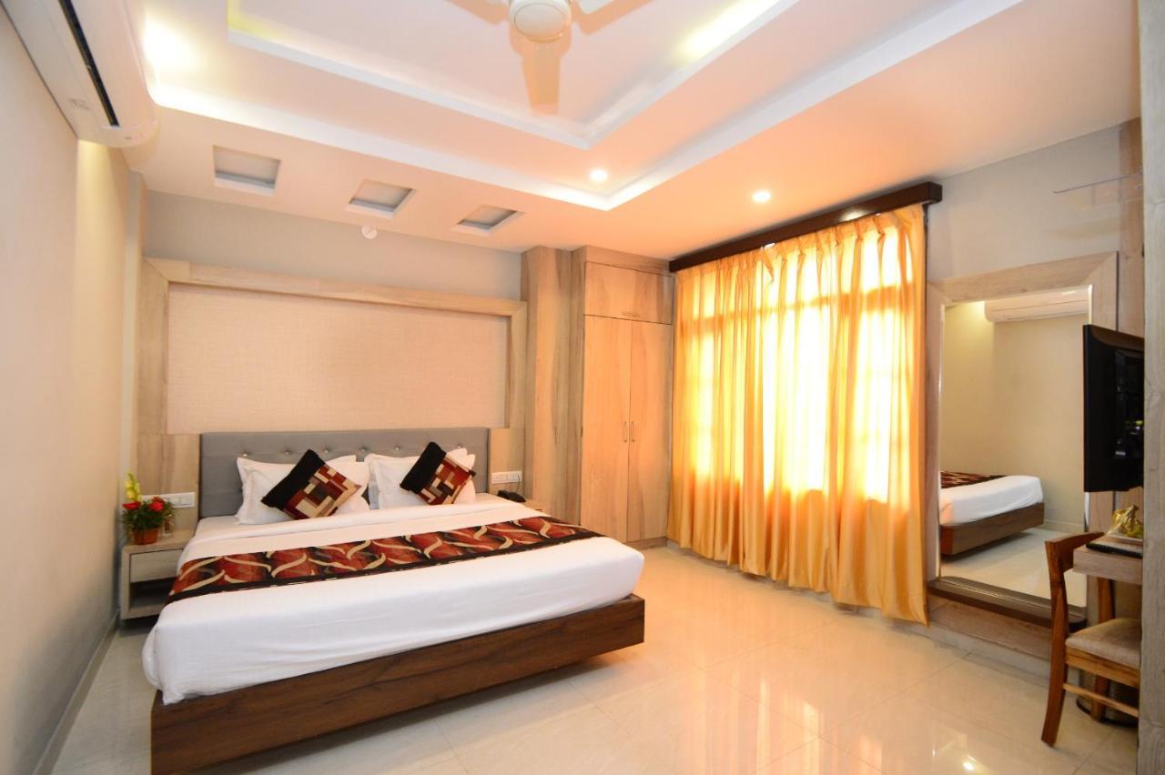 Hopp Inn Udaipur Bagian luar foto