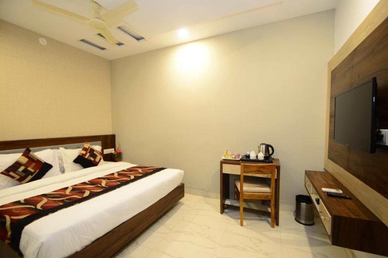 Hopp Inn Udaipur Bagian luar foto