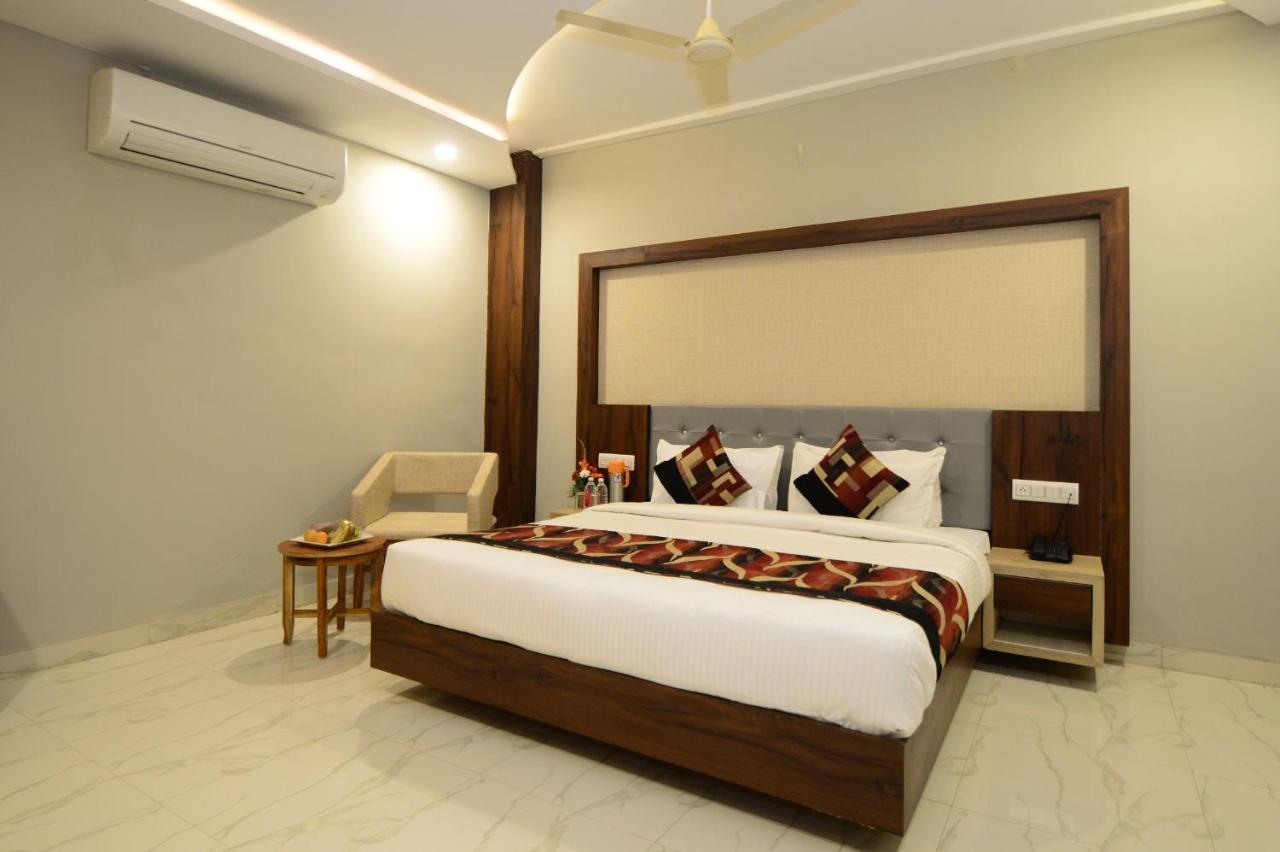 Hopp Inn Udaipur Bagian luar foto