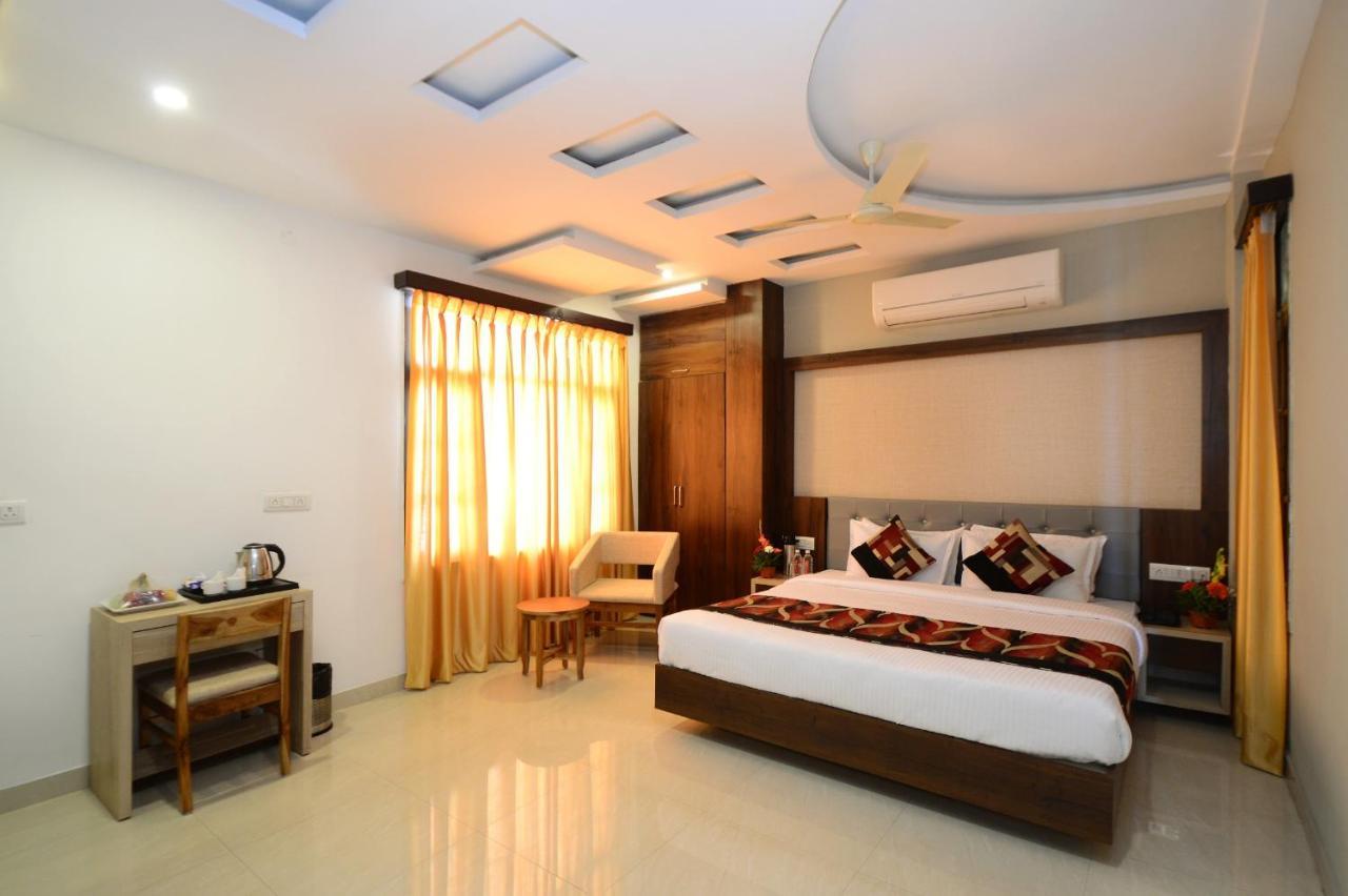 Hopp Inn Udaipur Bagian luar foto