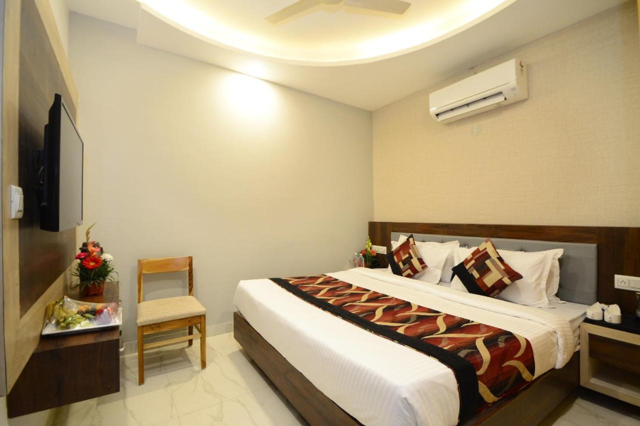 Hopp Inn Udaipur Bagian luar foto