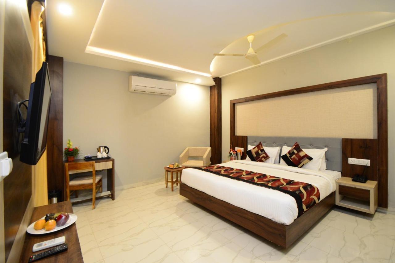 Hopp Inn Udaipur Bagian luar foto
