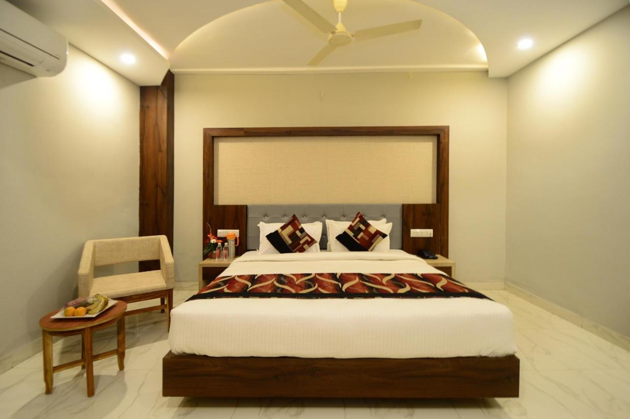 Hopp Inn Udaipur Bagian luar foto