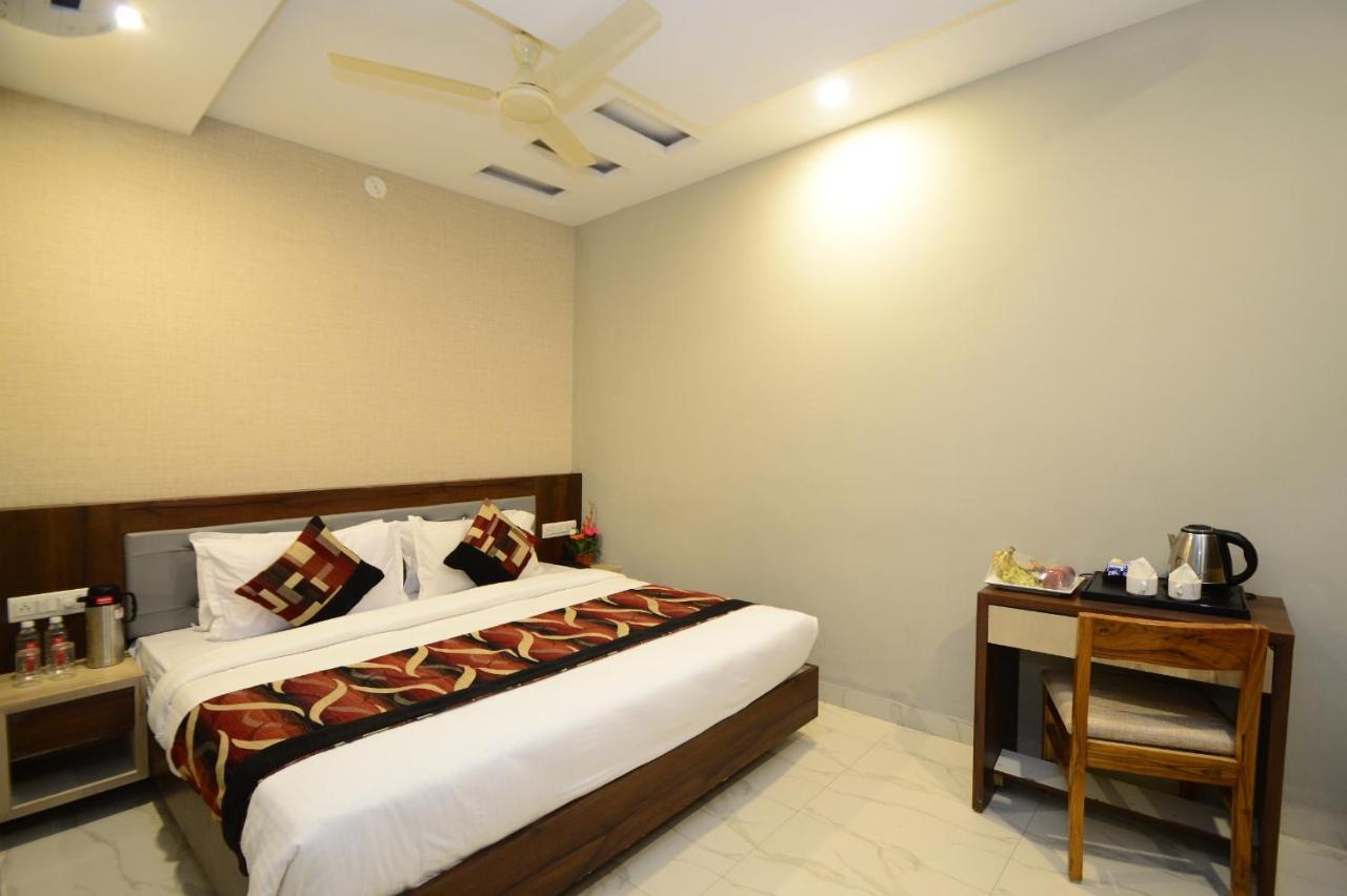 Hopp Inn Udaipur Bagian luar foto