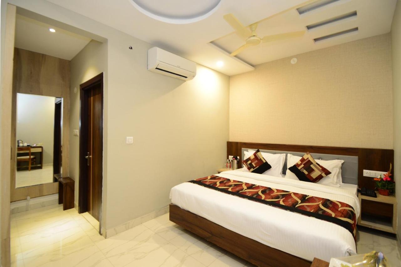 Hopp Inn Udaipur Bagian luar foto