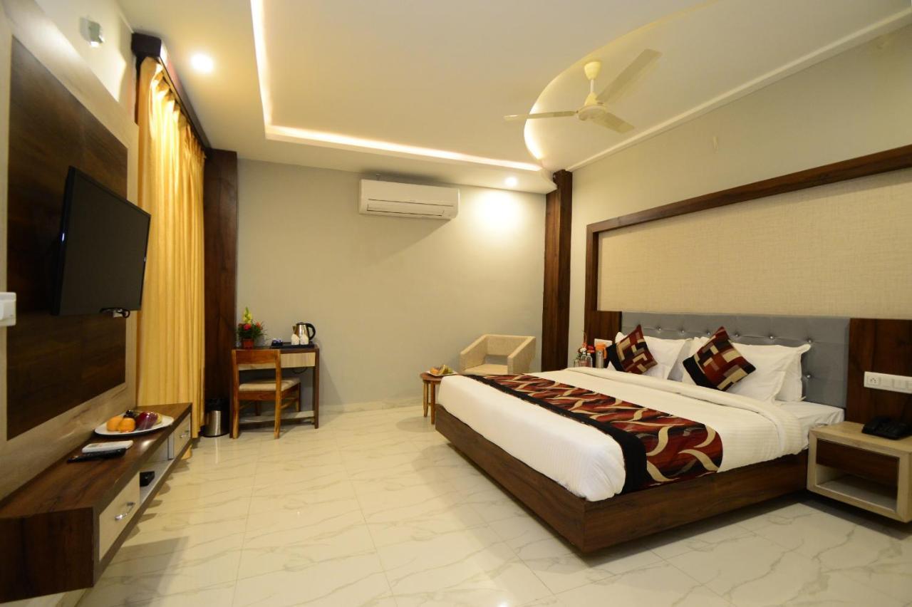 Hopp Inn Udaipur Bagian luar foto