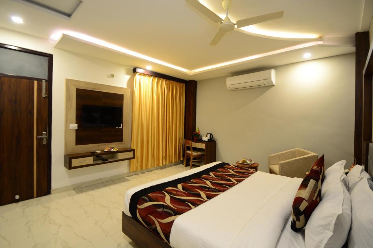 Hopp Inn Udaipur Bagian luar foto