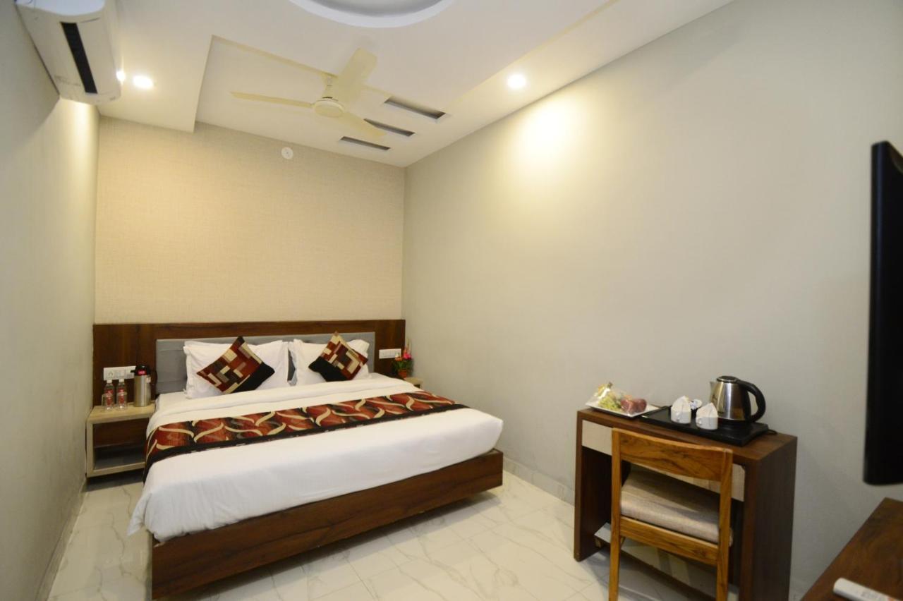 Hopp Inn Udaipur Bagian luar foto