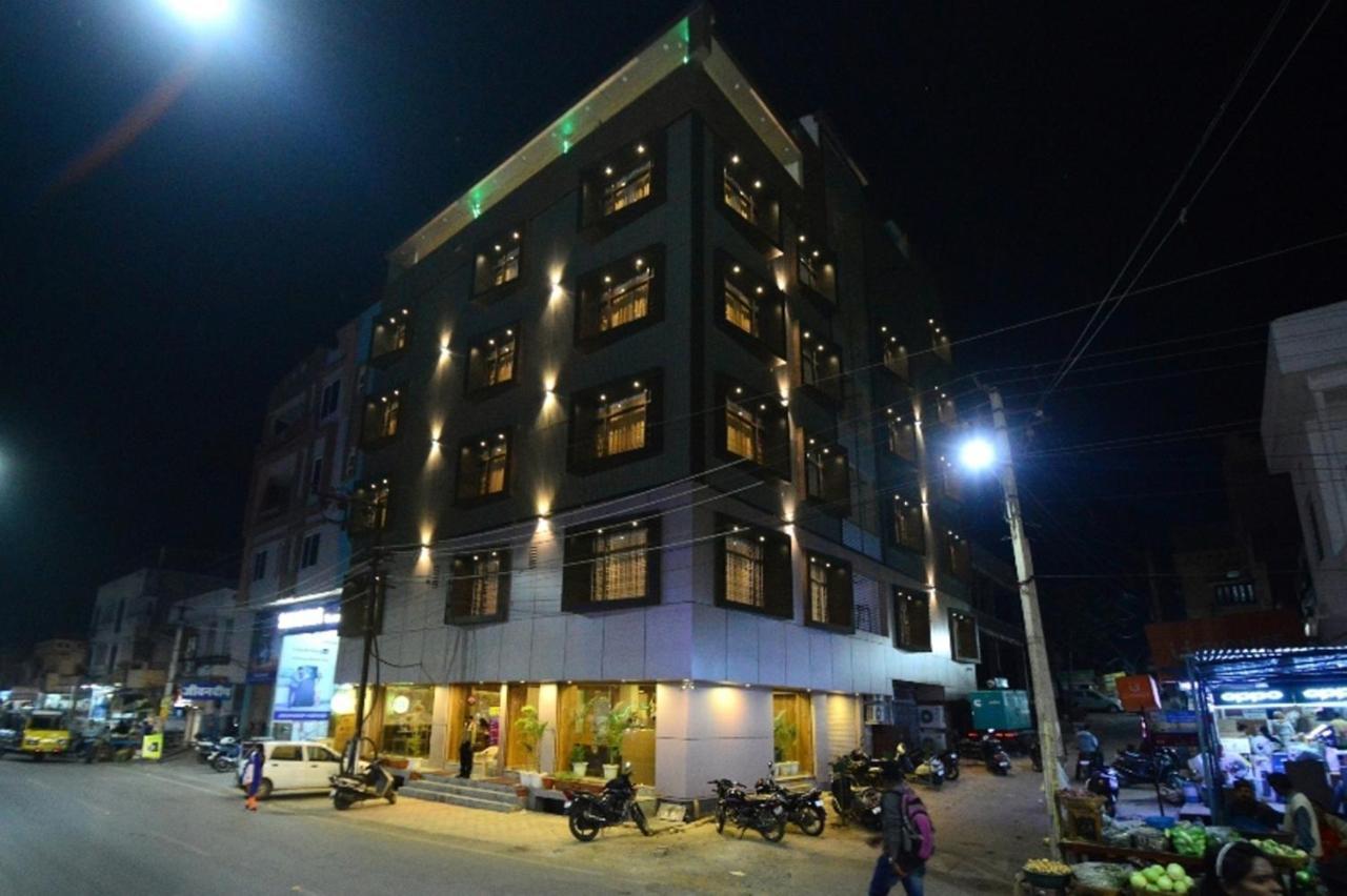 Hopp Inn Udaipur Bagian luar foto