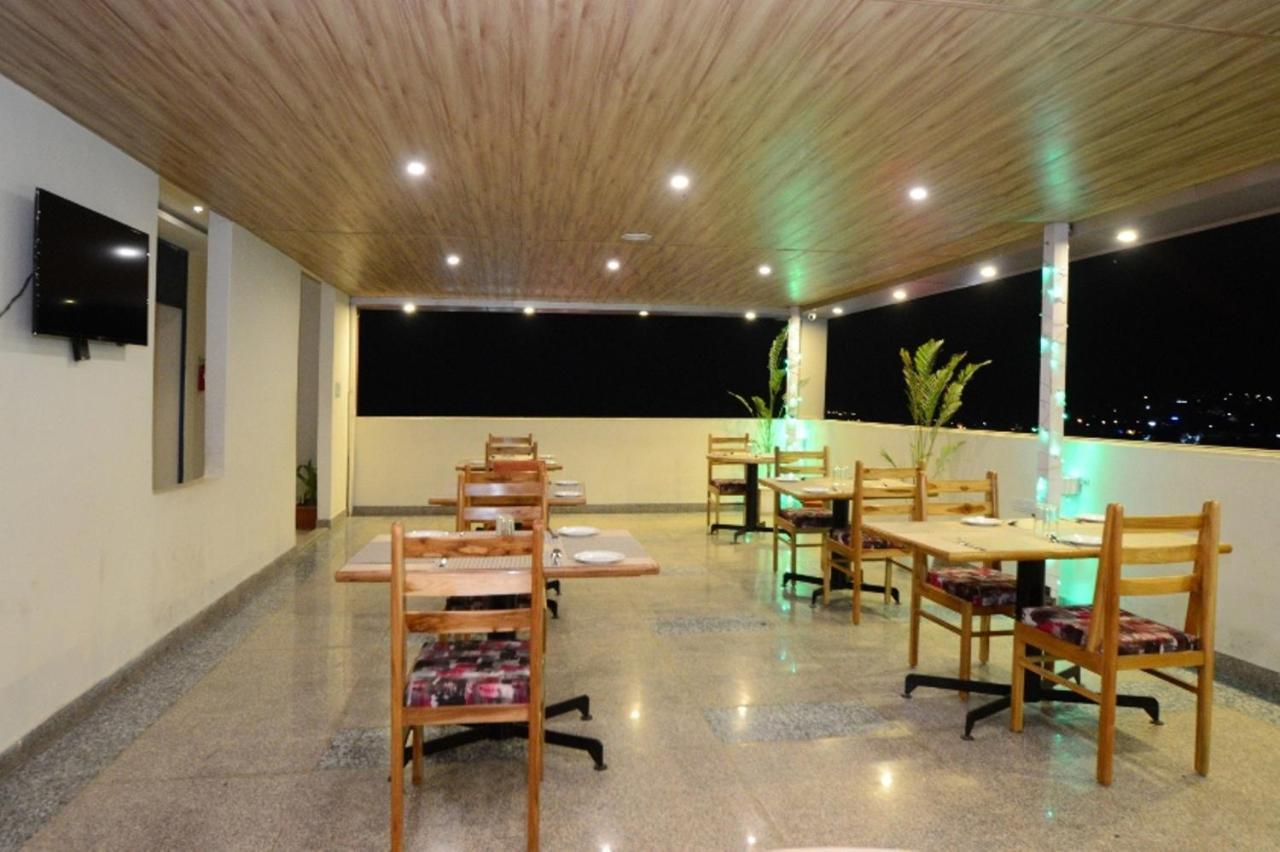 Hopp Inn Udaipur Bagian luar foto