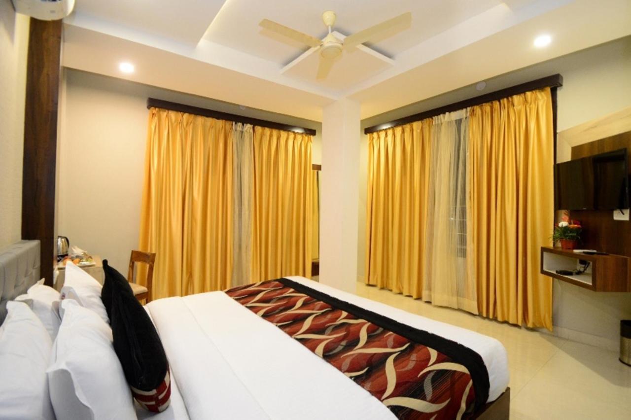 Hopp Inn Udaipur Bagian luar foto