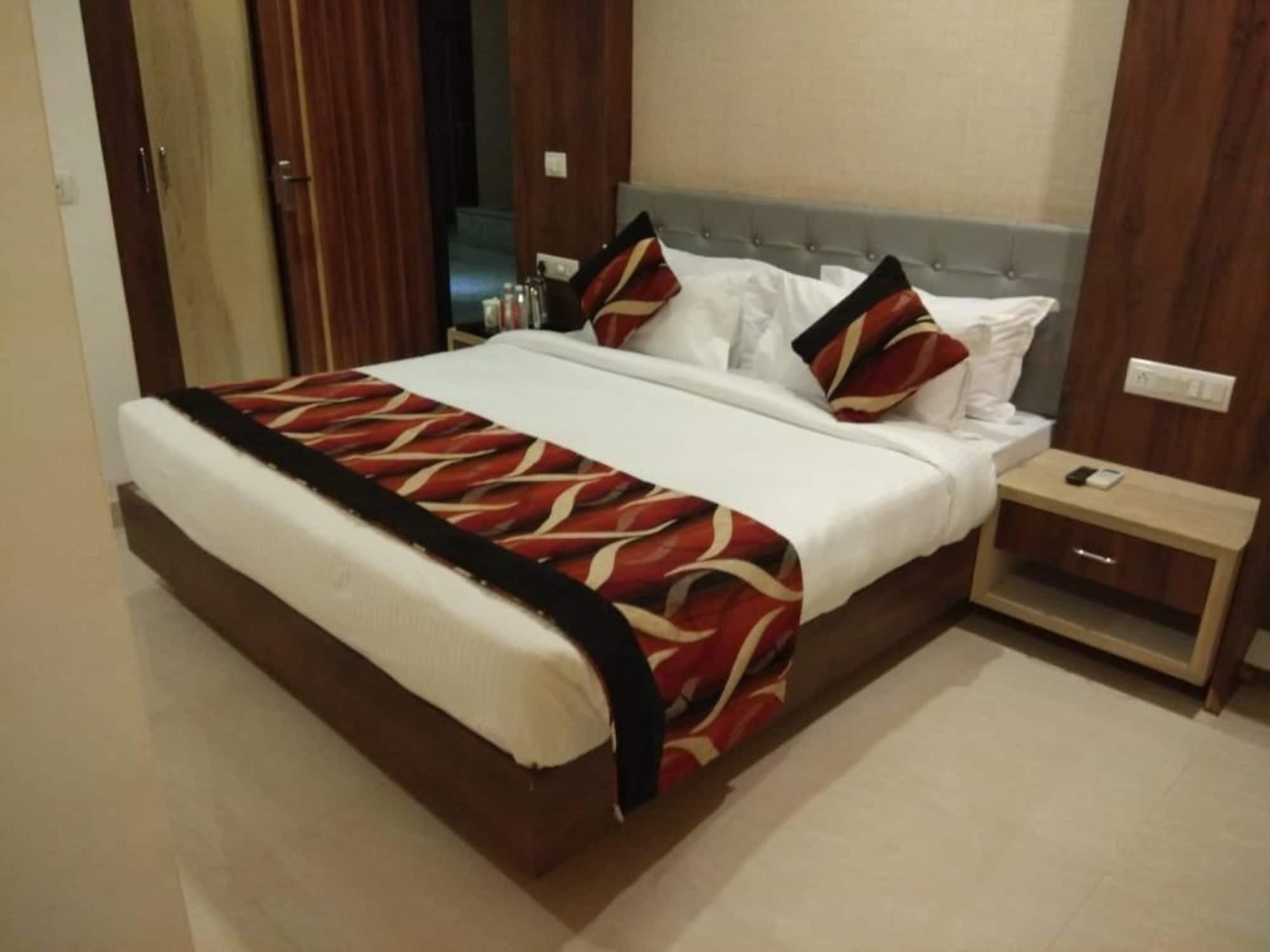 Hopp Inn Udaipur Bagian luar foto