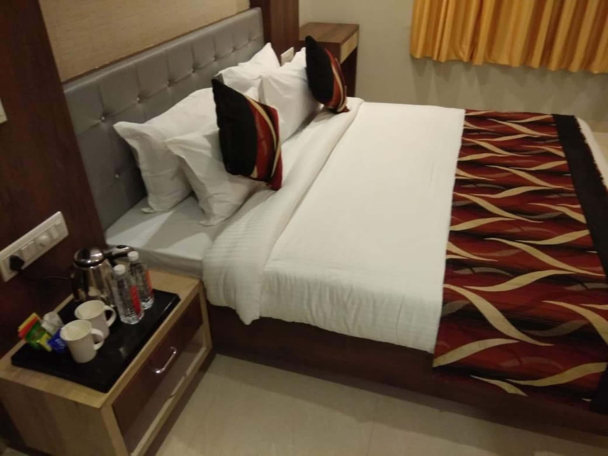 Hopp Inn Udaipur Bagian luar foto